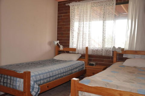 31 Bombala Crescent Two Storey Home With Covered Outdoor Deck Fully Fenced Backyard. Pet Friendly - Darwin Holiday 4