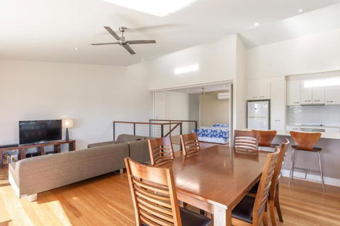 Unit 5 Rainbow Surf Modern Double Storey Townhouse With Large Shared Pool Close To Beach & Shop - Darwin Holiday 6