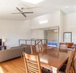 Unit 5 Rainbow Surf Modern double storey townhouse with large shared pool close to beach  shop - Darwin Holiday