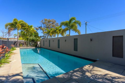 Unit 4 Rainbow Surf Modern Double Storey Townhouse With Large Shared Pool Close To Beach & Shop - Darwin Holiday 4