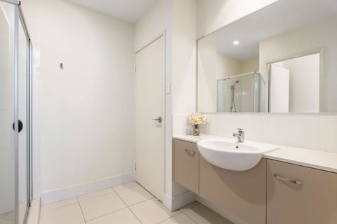 Unit 4 Rainbow Surf Modern Double Storey Townhouse With Large Shared Pool Close To Beach & Shop - Darwin Holiday 5