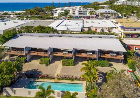 Unit 4 Rainbow Surf Modern Double Storey Townhouse With Large Shared Pool Close To Beach & Shop - Darwin Holiday 1