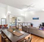 Unit 4 Rainbow Surf Modern double storey townhouse with large shared pool close to beach  shop - Darwin Holiday