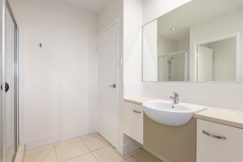 Unit 3 Rainbow Surf Modern Double Storey Townhouse With Large Shared Pool Close To Beach & Shop - Darwin Holiday 6