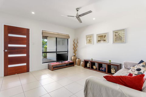 Unit 3 Rainbow Surf Modern Double Storey Townhouse With Large Shared Pool Close To Beach & Shop - Darwin Holiday 3