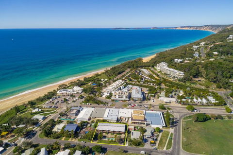 Unit 3 Rainbow Surf Modern Double Storey Townhouse With Large Shared Pool Close To Beach & Shop - Darwin Holiday 1