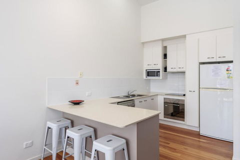 Unit 2 Rainbow Surf Modern Double Storey Townhouse With Large Shared Pool Close To Beach & Shops - Darwin Holiday 2