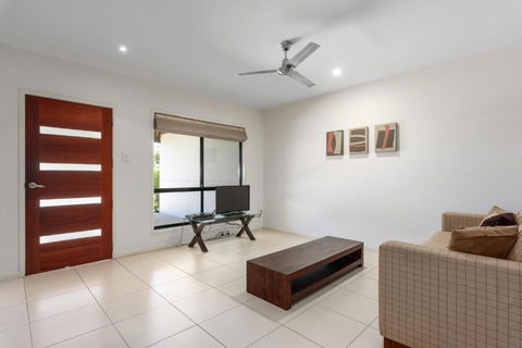 Unit 2 Rainbow Surf Modern Double Storey Townhouse With Large Shared Pool Close To Beach & Shops - Darwin Holiday 6