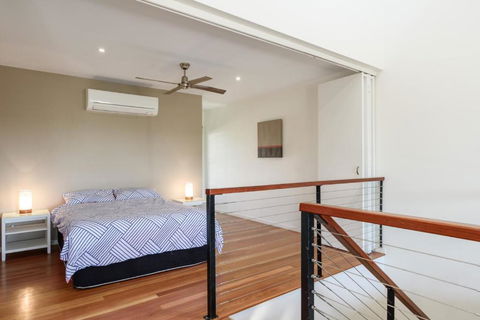 Unit 2 Rainbow Surf Modern Double Storey Townhouse With Large Shared Pool Close To Beach & Shops - Darwin Holiday 5
