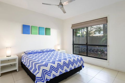Unit 2 Rainbow Surf Modern Double Storey Townhouse With Large Shared Pool Close To Beach & Shops - Darwin Holiday 1