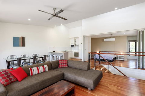 Unit 2 Rainbow Surf Modern Double Storey Townhouse With Large Shared Pool Close To Beach & Shops - Darwin Holiday 4