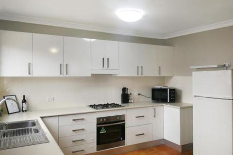 Large 5 Bedroom House With Wifi & Netflix Close To Taronga Western Plains Zoo - Darwin Holiday 0