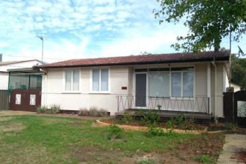 Large 5 Bedroom House With Wifi & Netflix Close To Taronga Western Plains Zoo - Darwin Holiday 7