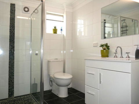 Sandy Bottoms With WiFi Just Moments From Beach - Darwin Holiday 5