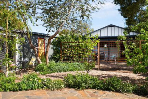 The Blue Barn - Darwin Holiday 1