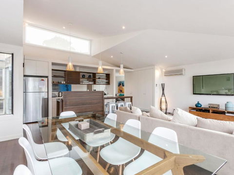 SUNRISE At BREAKERS Townhouse Close To Town - Darwin Holiday 2