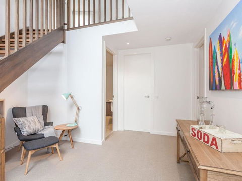 SUNRISE At BREAKERS Townhouse Close To Town - Darwin Holiday 1