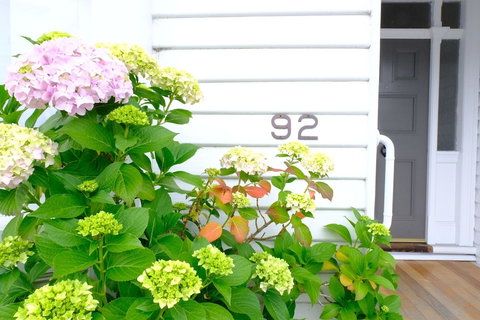 White House - Darwin Holiday 0