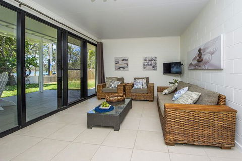 Lei Lo - Darwin Holiday 2