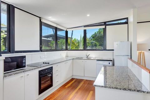 Surfside Beach House 17 Rainbow Shores Swimming Pool 2 Minute Walk To Beach Air Conditioning Relax Here - Darwin Holiday 6