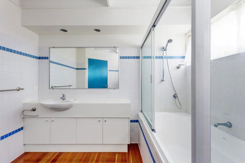 Surfside Beach House 17 Rainbow Shores Swimming Pool 2 Minute Walk To Beach Air Conditioning Relax Here - Darwin Holiday 5