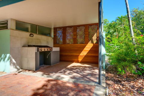 Surfside Beach House 17 Rainbow Shores Swimming Pool 2 Minute Walk To Beach Air Conditioning Relax Here - Darwin Holiday 4