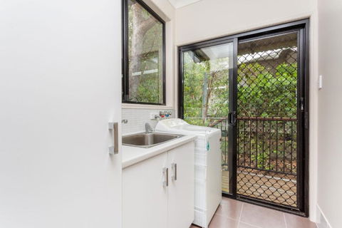 8 Ibis Court Rainbow Shores Swimming Pool Walk To Beach Executive Beach House - Darwin Holiday 5