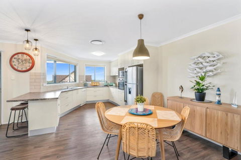 1 33 Tingira Close Rainbow Beach Gorgeous Ocean Views Swimming Pool Air Conditioning - Darwin Holiday 4