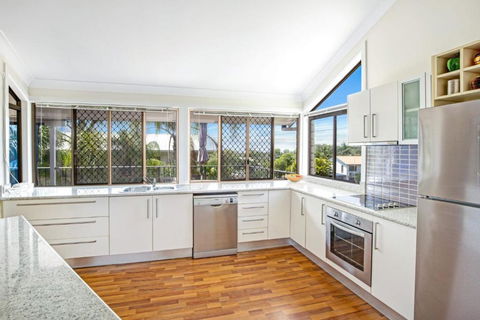 40 Rumbalara Avenue Rainbow Beach Entertain On The Spacious Verandah Overlooking Beautiful Rainbow Beach - Darwin Holiday 4