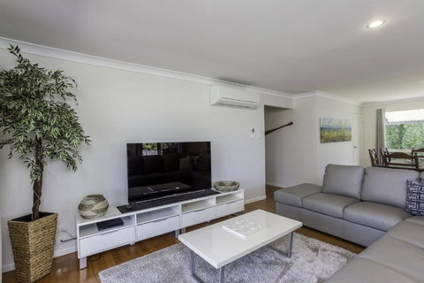 14 Zircon Street Centrally Located Family Home With Covered Deck Close To Patrolled Beach & Shops - Darwin Holiday 2