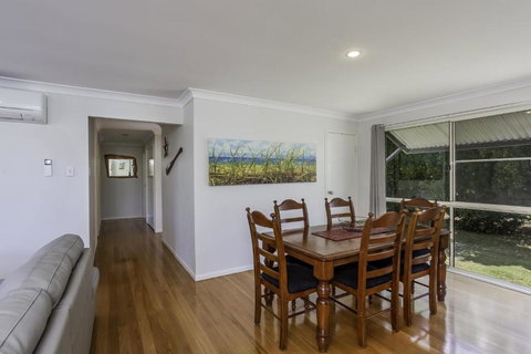 14 Zircon Street Centrally Located Family Home With Covered Deck Close To Patrolled Beach & Shops - Darwin Holiday 4