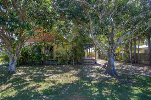 6 Ilmenite Avenue Coastal Beach Shack Within Walking Distance To Patrolled Beach & CBD - Darwin Holiday 1