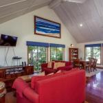 6 Ilmenite Avenue Coastal Beach Shack Within Walking Distance To Patrolled Beach & CBD - Darwin Holiday 0