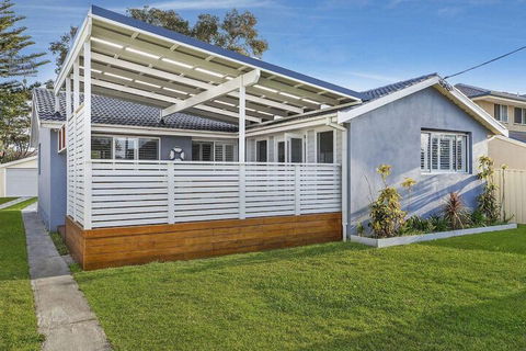 Blue Summer House - Darwin Holiday 1