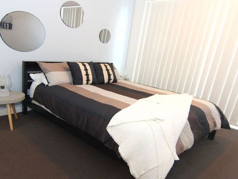 Reflections G01 On The Lake! - Darwin Holiday 6