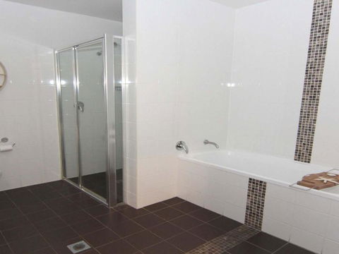 Reflections G01 On The Lake! - Darwin Holiday 5