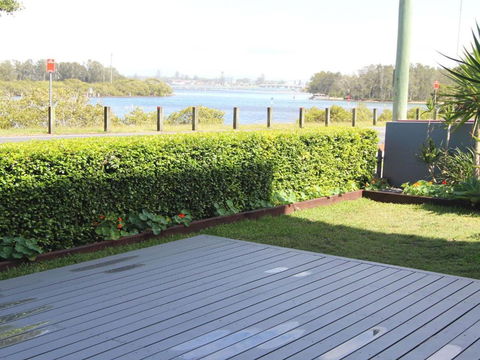 Reflections G01 On The Lake! - Darwin Holiday 4