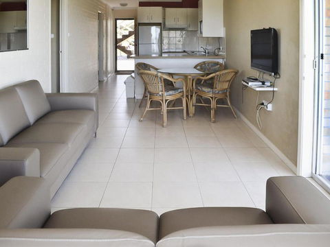 Fairholme 5 Opposite Lake - Darwin Holiday 4