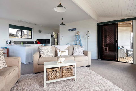 KINGFISHER COTTAGE Beachfront At The Binalong Bay - Darwin Holiday 6