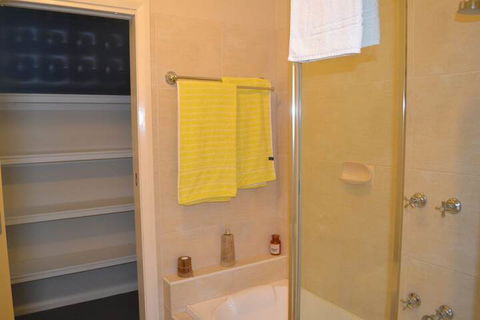 Waterview - 2 Doc Crt - Darwin Holiday 7