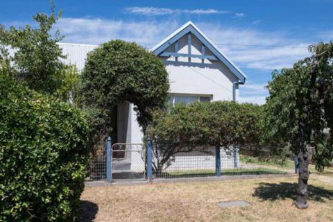 Kinross Cottage Neat & Stylish Sleeps 9 - Darwin Holiday 3