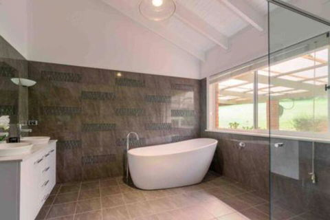 Luxurious Home On 5 Acres Close To CBD Sleeps 18 - Darwin Holiday 7