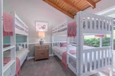 Luxurious Home On 5 Acres Close To CBD Sleeps 18 - Darwin Holiday 3