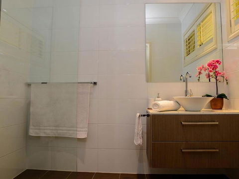 Magnificent Lakeview House Long Jetty - Darwin Holiday 3