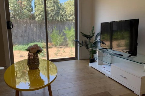 Delicate Bundoora Townhouse 10 - Darwin Holiday 5