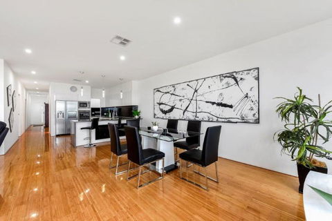 BENGALEE EXECUTIVE TOWNHOUSE MODERN & STYLISH - Darwin Holiday 3