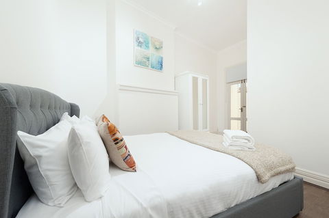 Stunning Sydney Home 1 - Darwin Holiday 3