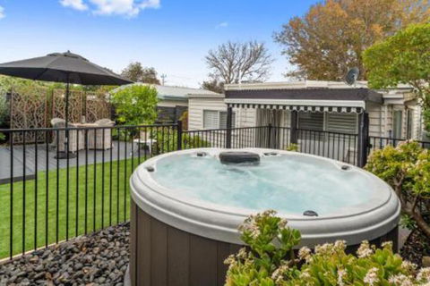 Amber Cottage Luxury Seaside Retreat With Outdoor Spa! - Darwin Holiday 4