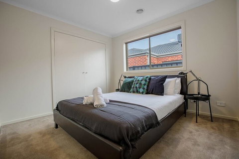 Spacious Lovely Home In Point Cook - Darwin Holiday 7