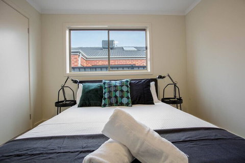 Spacious Lovely Home In Point Cook - Darwin Holiday 6